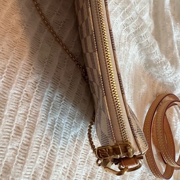 LOUIS VUITTON
Damier Azur Eva Clutch - Picture 11 of 16